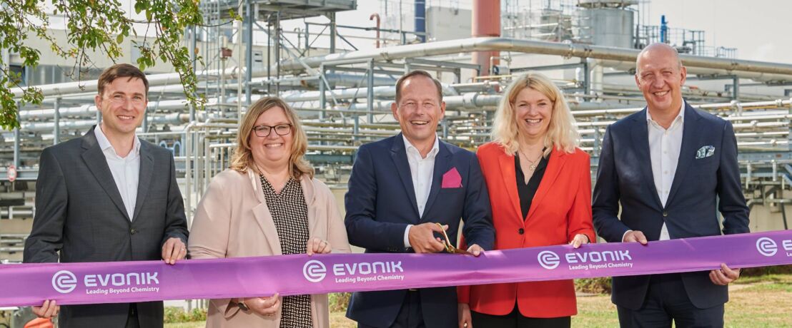 From left to right: Gerrit Wienhoefer (Site Manager Steinau, Evonik), Nicole Rudningen (Head of Production & Technology Care Solutions, Evonik), Thomas Wessel (Chief Human Resources Officer and Labor Relations Director, Evonik), Ute Schick (Head of Care Solutions, Evonik), Johann-Caspar Gammelin (Member of the Executive Board and President Nutrition & Care, Evonik)